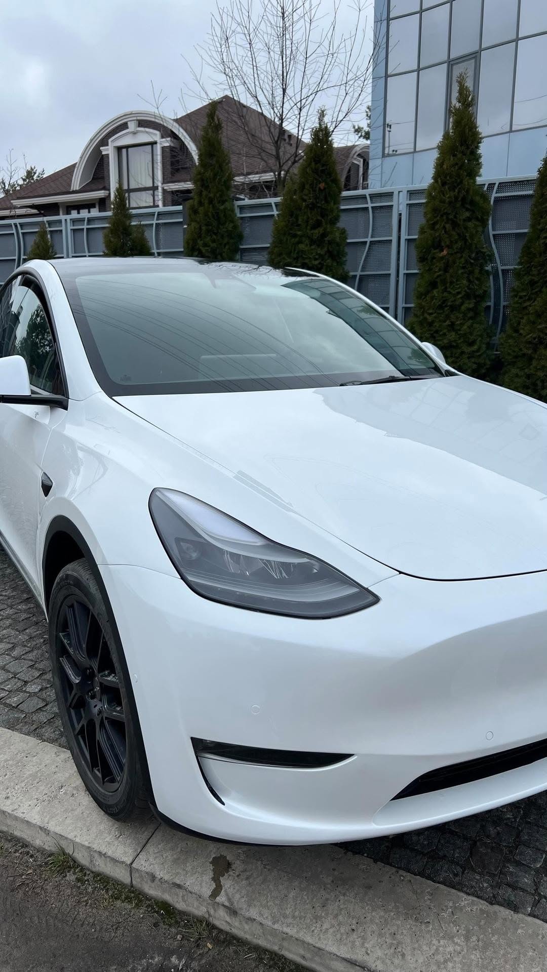 Авто Tesla після кузовних робіт